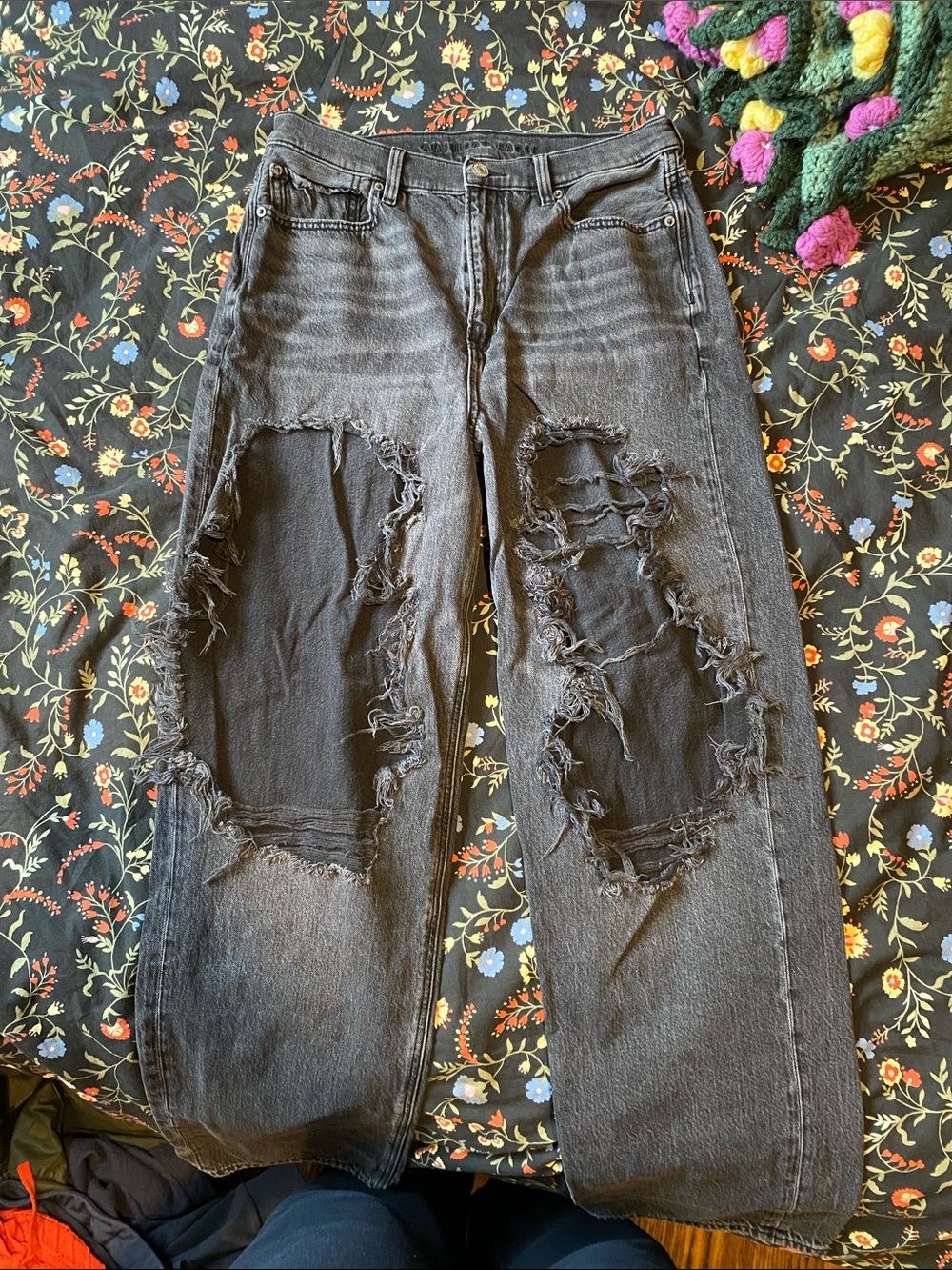 AE - Women's Black Distressed Ripped Jeans